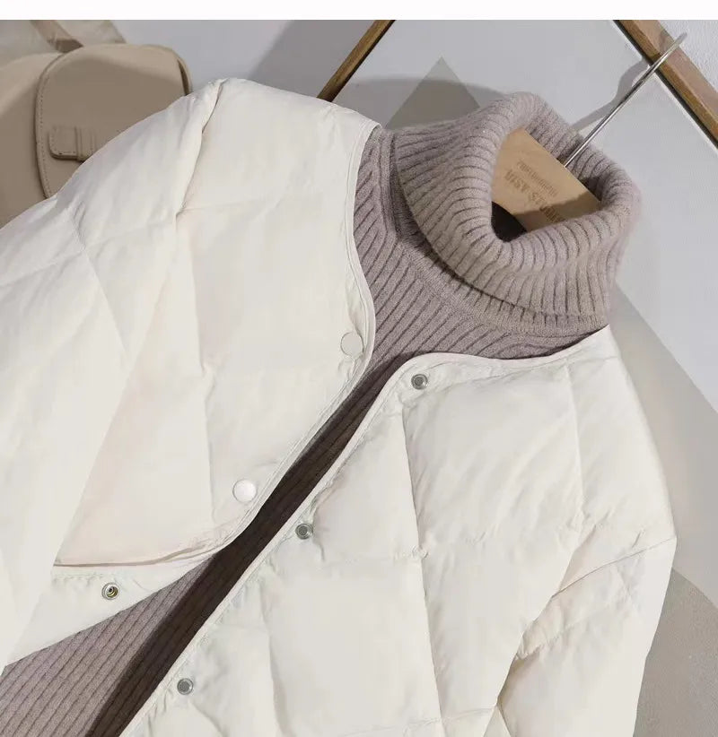 Weiße Steppjacke über grauem Rollkragenpullover, stilvoll und warm. Perfekt für Herbstmode, Damenbekleidung, Winteroutfits, Layering.