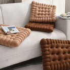 Braune, quadratische Kissen auf weißem Sofa, modernes Design, Wohnzimmerdekoration.