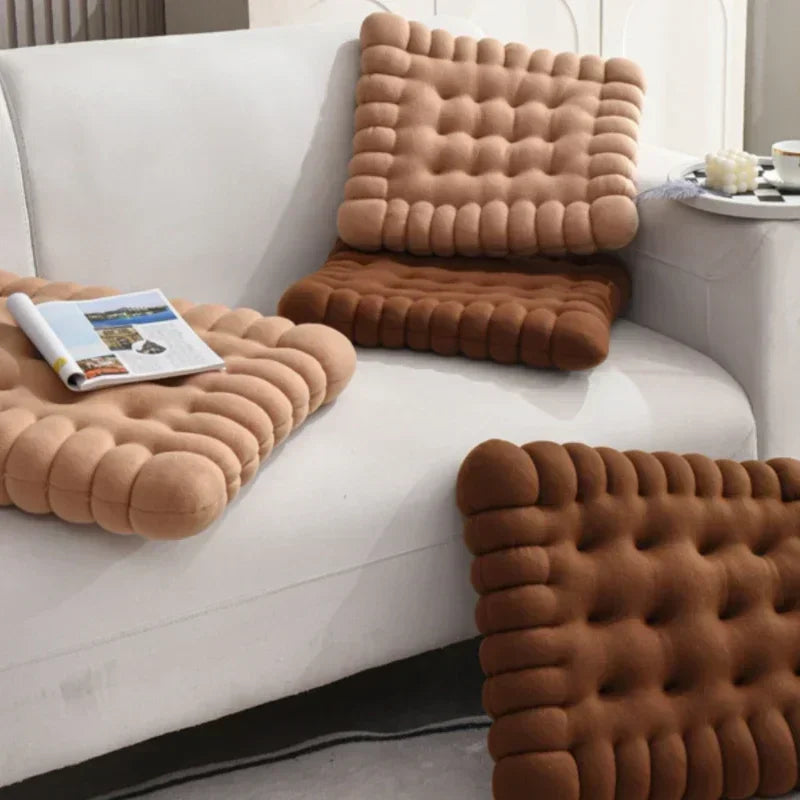 Braune, quadratische Kissen auf weißem Sofa, modernes Design, Wohnzimmerdekoration.