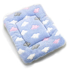 Blaues Hundebett mit Wolkenmuster, weiches Plüschmaterial, rechteckig, gemütlich und stilvoll.