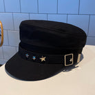 Schwarze Schirmmütze mit Sternverzierung und Schnalle, ideal für modische Outfits. Trendige Accessoires, stilvolle Kopfbedeckung, Unisex-Design.