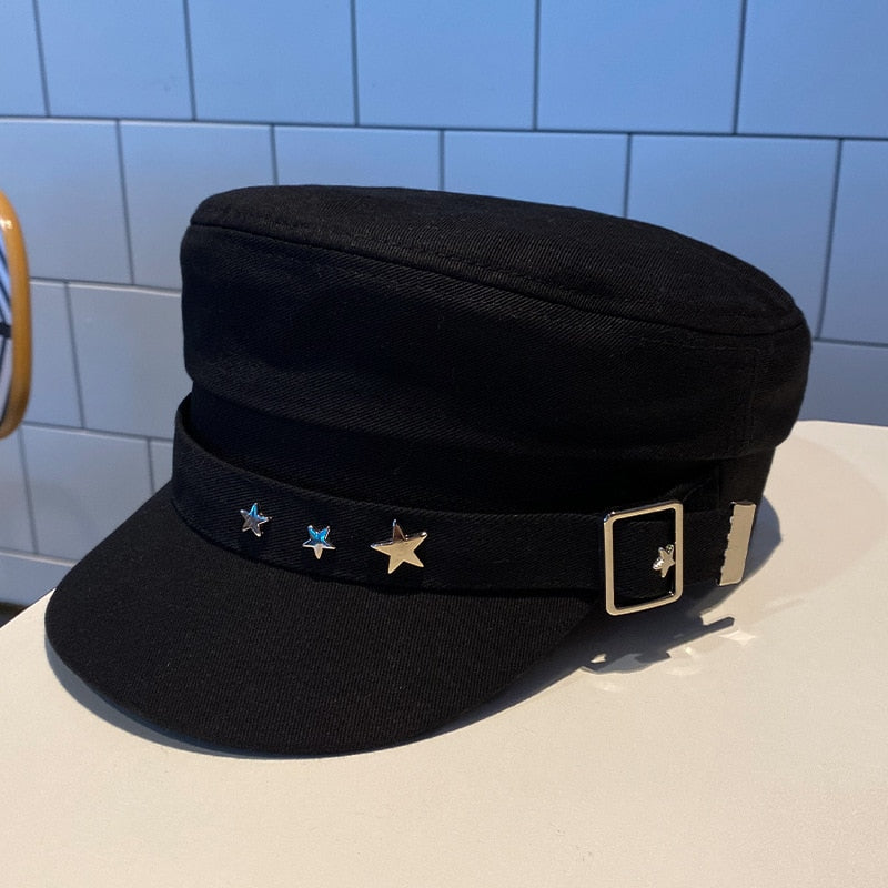 Schwarze Schirmmütze mit Sternverzierung und Schnalle, ideal für modische Outfits. Trendige Accessoires, stilvolle Kopfbedeckung, Unisex-Design.