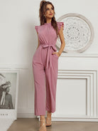 Damen Jumpsuit in Rosa mit Gürtel, ärmellos und Rüschen, ideal für elegante Anlässe. Modischer Einteiler, bequem und stilvoll.