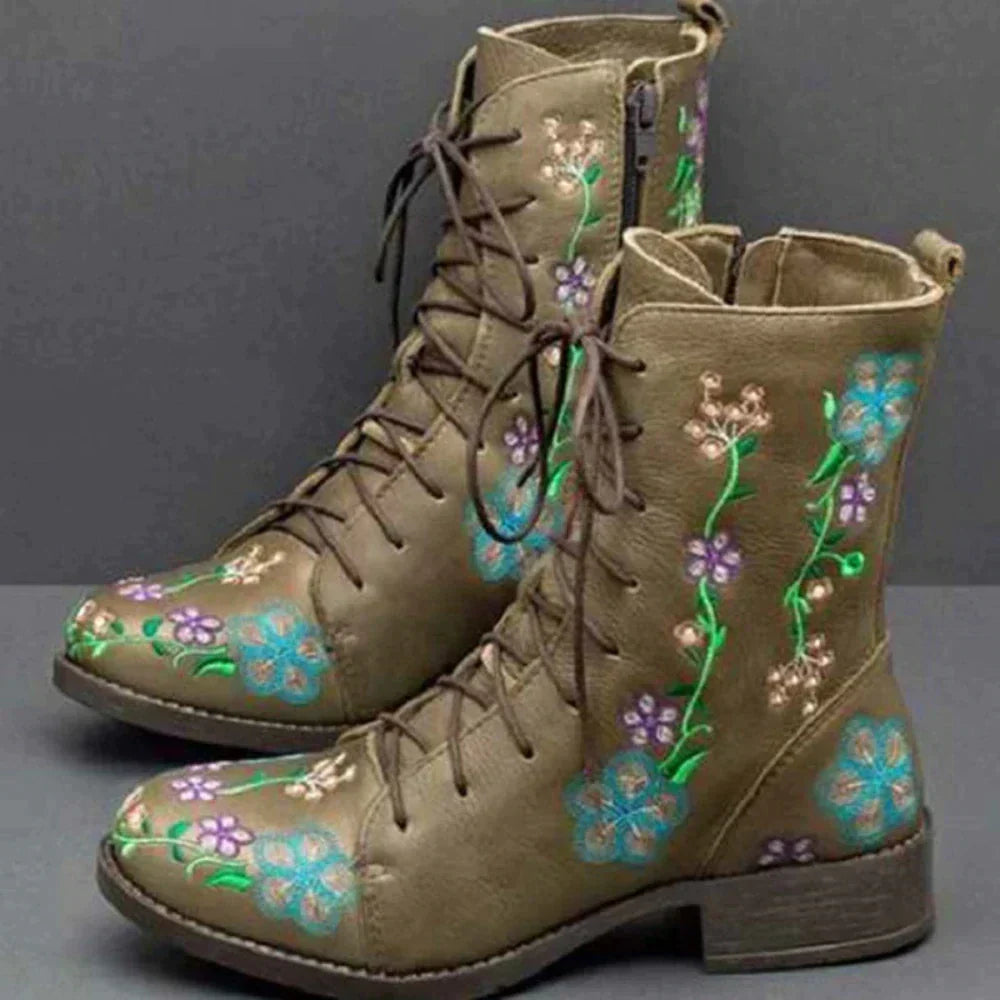 Damenstiefel mit floralen Stickereien, grün, Schnürung, bequeme Passform. Perfekt für Herbstmode, Vintage-Look, handgefertigt, Lederoptik.