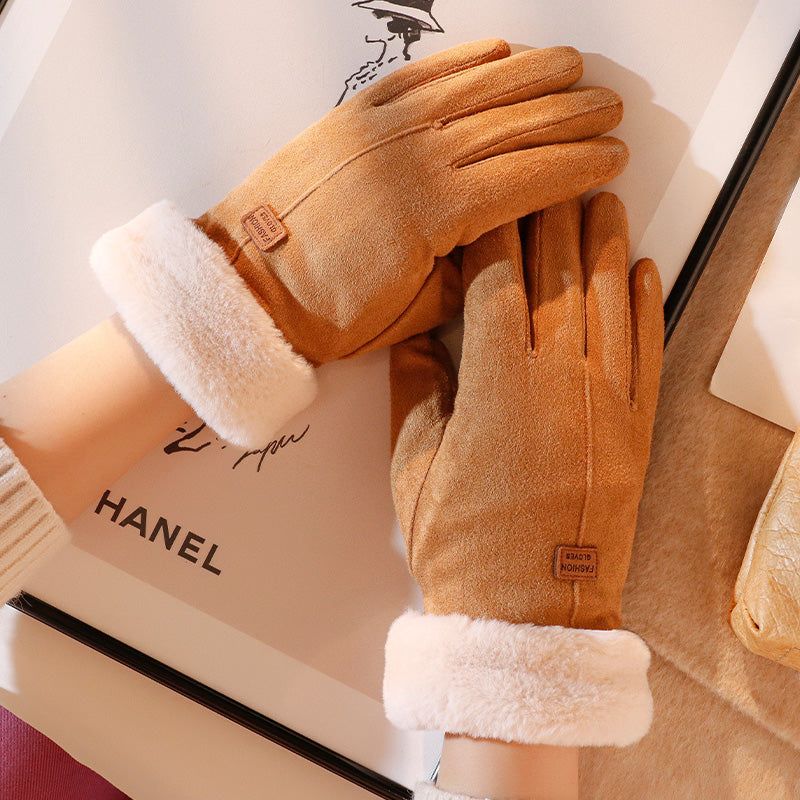 Damen-Winterhandschuhe aus braunem Wildleder mit weißem Kunstfellfutter, stilvoll und warm, ideal für kalte Tage. Perfekt für modische Outfits.