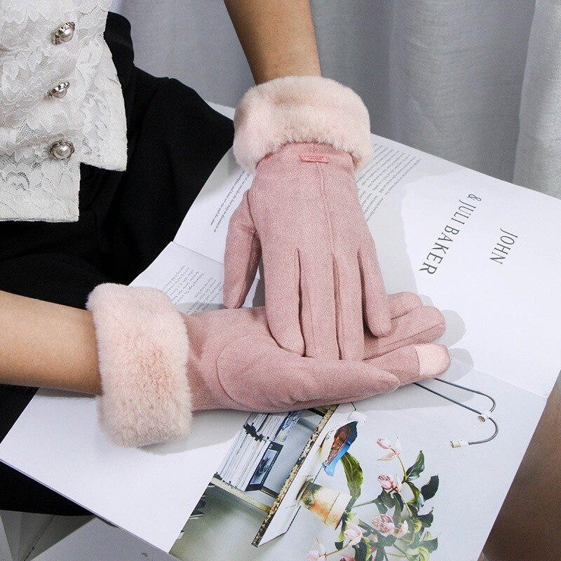 Damenhandschuhe aus rosa Wildleder mit weichem Fellfutter, elegant und warm, ideal für Wintermode und stilvolle Accessoires.