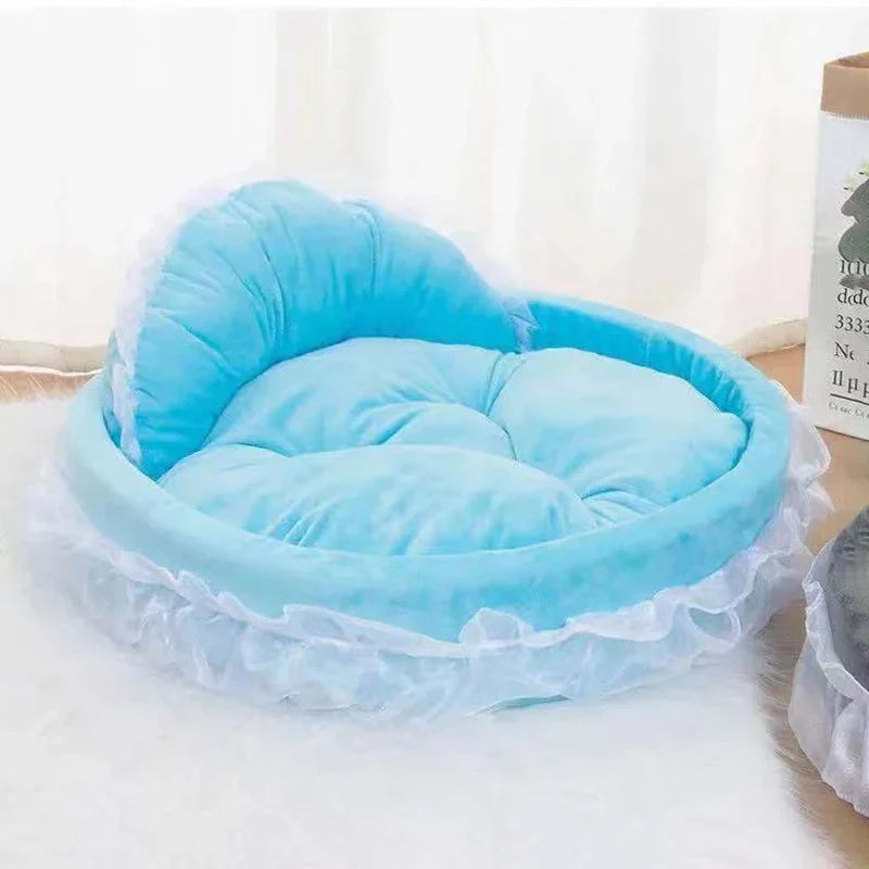 Blaues, rundes Haustierbett aus Plüsch mit Rüschen, ideal für Katzen und kleine Hunde.