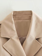 Beiger Trenchcoat-Kragen aus Baumwolle, klassisches Design, zeitloser Stil, ideal für Herbstmode, hochwertiges Material, eleganter Look.