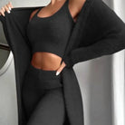 Schwarzes Damen-Set aus Crop-Top, Leggings und Cardigan, ideal für Fitness und Freizeit. Bequem, stilvoll und vielseitig einsetzbar.