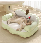 Katzenbett in Apfelform, grün, mit schlafender Katze, weiches Material, gemütlich, Haustierbett.