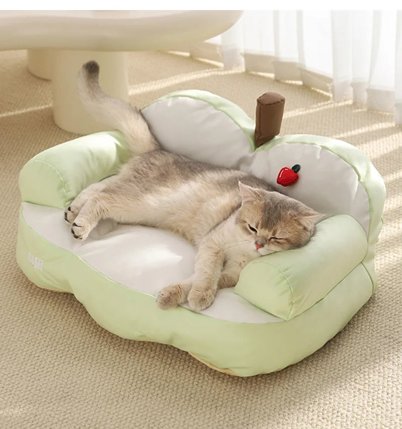 Katzenbett in Apfelform, grün, mit schlafender Katze, weiches Material, gemütlich, Haustierbett.