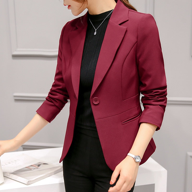 Eleganter Damenblazer in Bordeauxrot, tailliert, mit einem Knopfverschluss. Perfekt für Business-Outfits und formelle Anlässe. Hochwertige Mode.