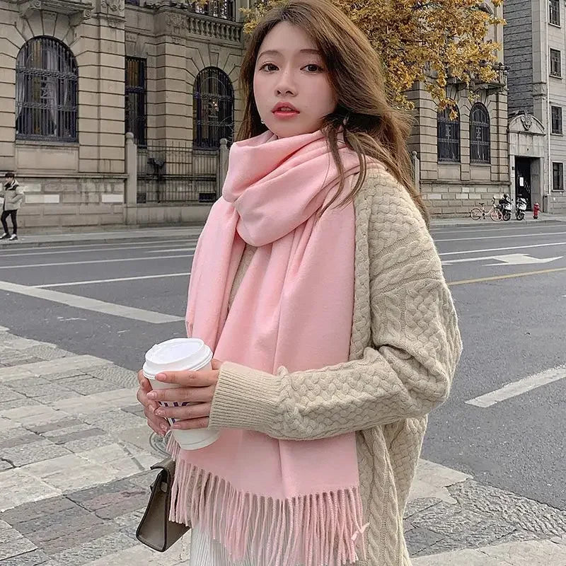Frau mit rosa Schal und Kaffeebecher, beige Strickjacke, Herbstmode, Straßenhintergrund, stilvoll, gemütlich, urbaner Look, Modeaccessoire.
