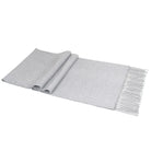 Grauer Kaschmirschal mit Fransen, luxuriös und weich, ideal für kalte Tage. Hochwertige Wintermode, stilvolles Accessoire für Damen und Herren.