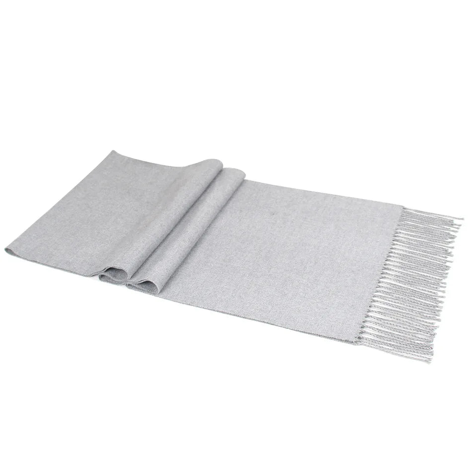 Grauer Kaschmirschal mit Fransen, luxuriös und weich, ideal für kalte Tage. Hochwertige Wintermode, stilvolles Accessoire für Damen und Herren.