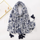 Eleganter weißer Schal mit blauem Blumenmuster und Quasten, ideal für Damenmode. Perfektes Accessoire für Frühling und Sommer.