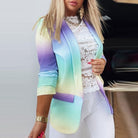 Farbiger Damenblazer im Ombre-Stil, kombiniert mit weißer Spitzenbluse und Hose. Modetrend, eleganter Look, stilvolle Damenbekleidung.