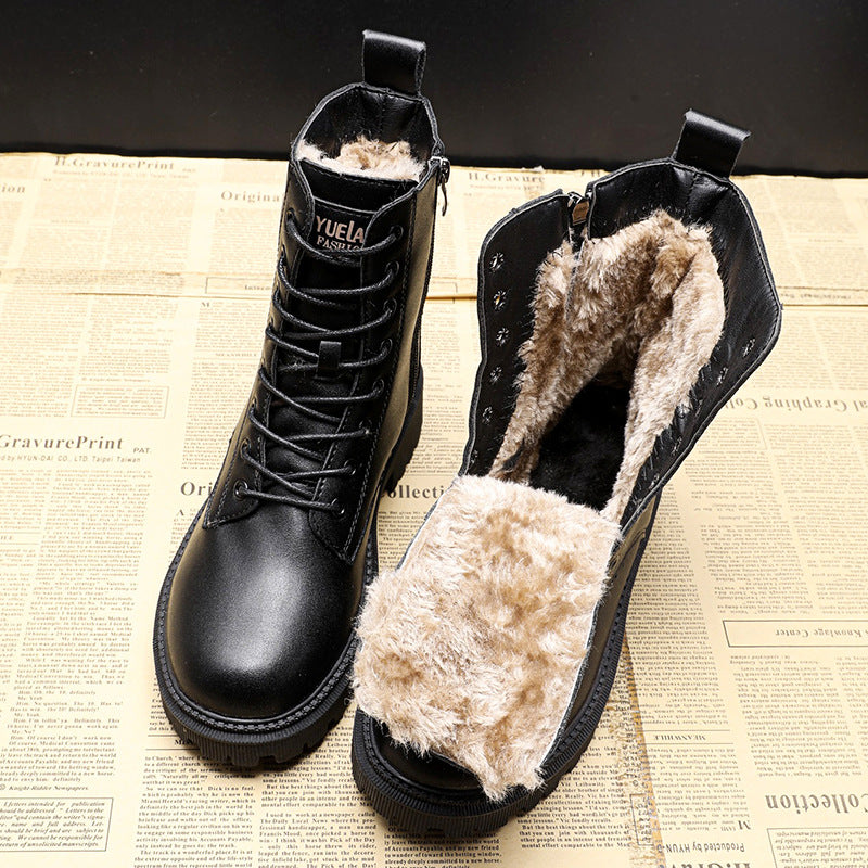 Schwarze Winterstiefel mit Kunstfellfutter, robustem Design und rutschfester Sohle. Perfekt für kalte Tage. Ideal für Herrenmode und Outdoor-Aktivitäten.