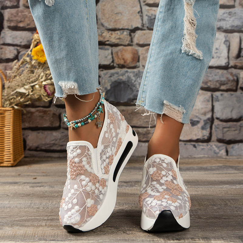 Damen Sneaker mit Blumenmuster, Plateau-Sohle und transparentem Mesh-Design. Perfekt für Frühling und Sommer. Modische Freizeitschuhe.