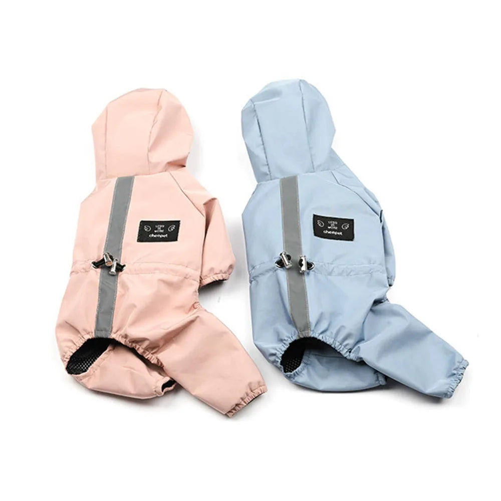 Zwei wasserdichte Hundemäntel in Rosa und Blau mit Kapuze und reflektierenden Streifen, ideal für kaltes Wetter und Outdoor-Aktivitäten.