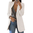 Eleganter weißer Blazer für Damen, ideal für Business- und Freizeitoutfits. Kombiniert mit grauem Top und Jeans für einen stilvollen Look.