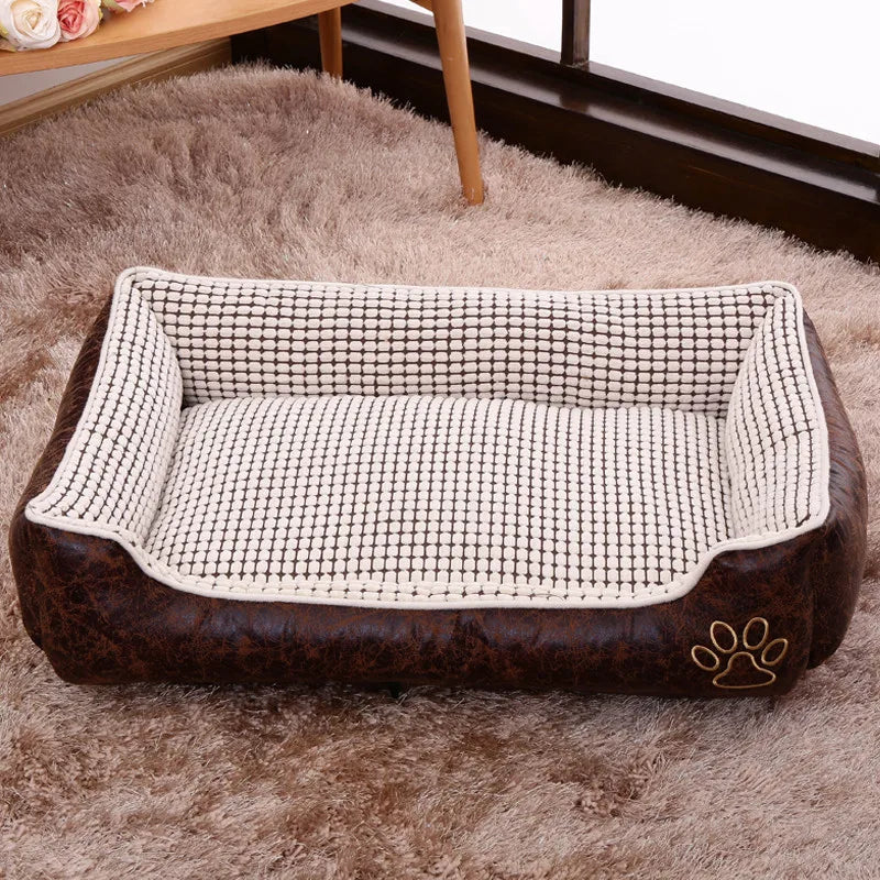 Braunes Hundebett aus Kunstleder mit kariertem Innenfutter, rechteckig, gemütlich.