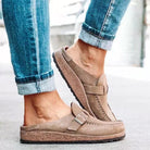 Damen-Slipper aus Wildleder, beige, mit Schnalle und Korksohle. Bequeme, modische Schuhe für Freizeit und Alltag. Ideal für Frühling und Sommer.