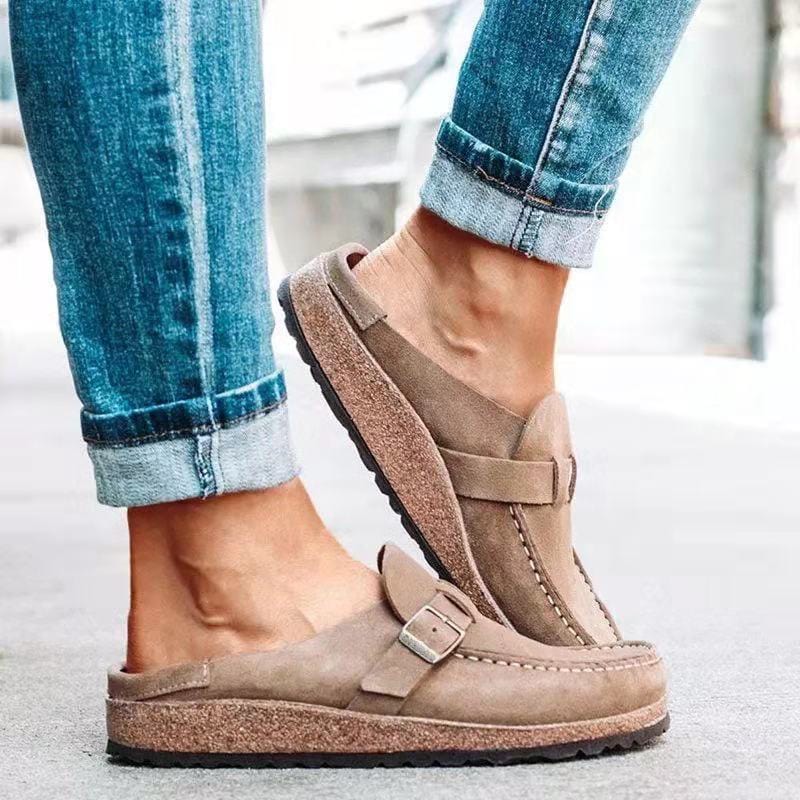 Damen-Slipper aus Wildleder, beige, mit Schnalle und Korksohle. Bequeme, modische Schuhe für Freizeit und Alltag. Ideal für Frühling und Sommer.