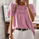 Damenbluse in Rosa mit Spitzenmuster, kombiniert mit weißer Hose. Perfekt für Sommermode, elegant und lässig zugleich.