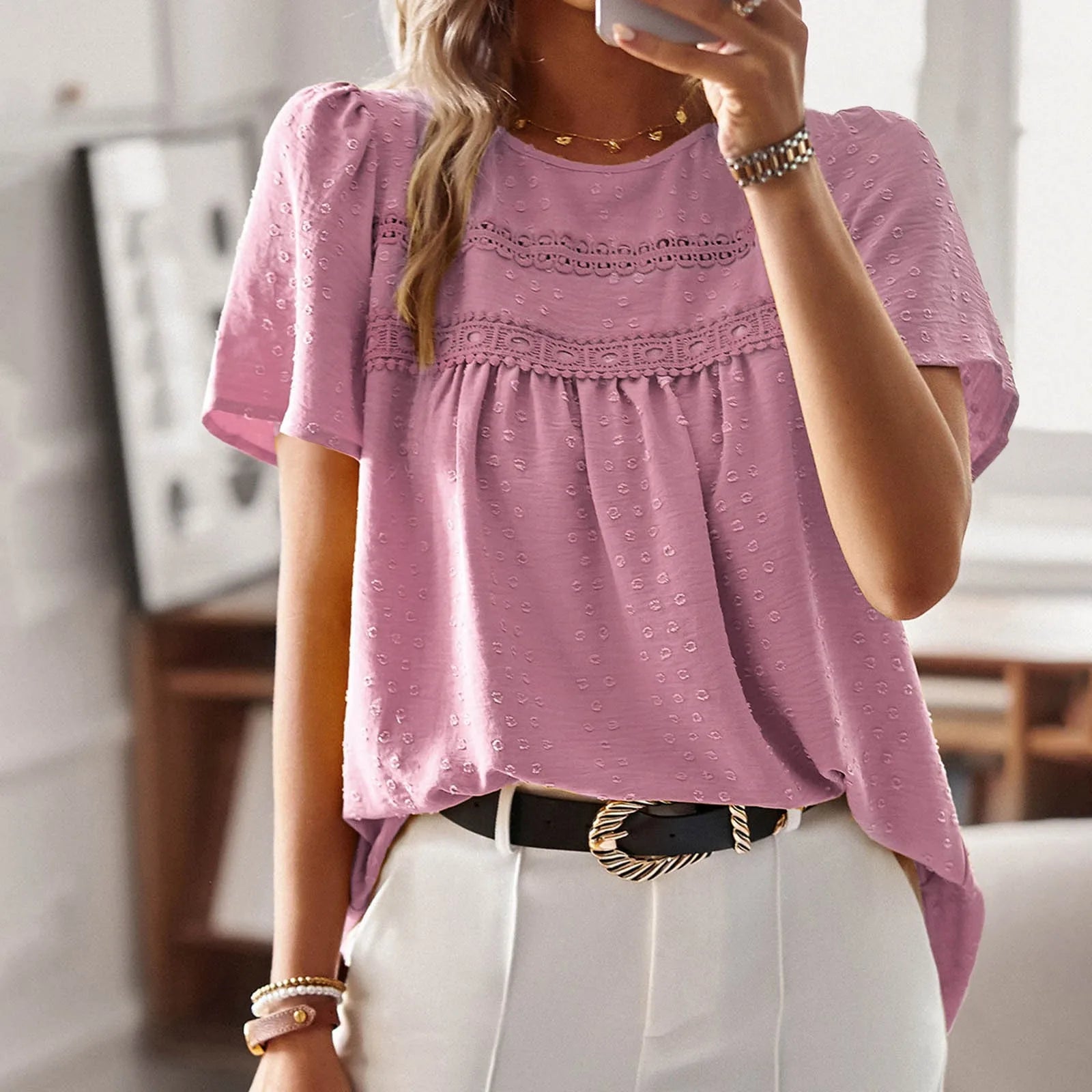 Damenbluse in Rosa mit Spitzenmuster, kombiniert mit weißer Hose. Perfekt für Sommermode, elegant und lässig zugleich.
