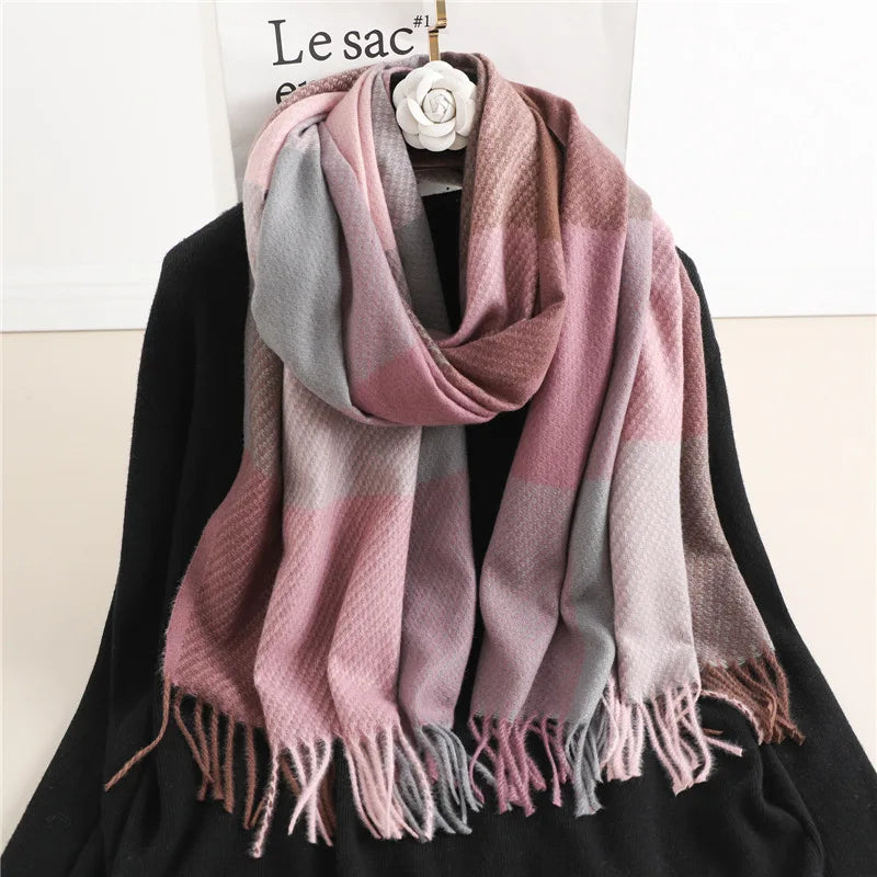 Weicher, kariert gemusterter Schal in Rosa- und Grautönen, ideal für Herbst und Winter. Perfektes Accessoire für stilvolle Damenmode.