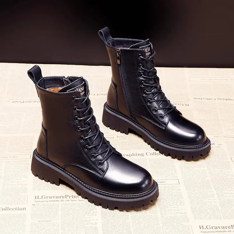 Schwarze Lederstiefel mit Schnürung und Reißverschluss, robuste Sohle, modisch und langlebig, ideal für Herbst- und Wintermode.