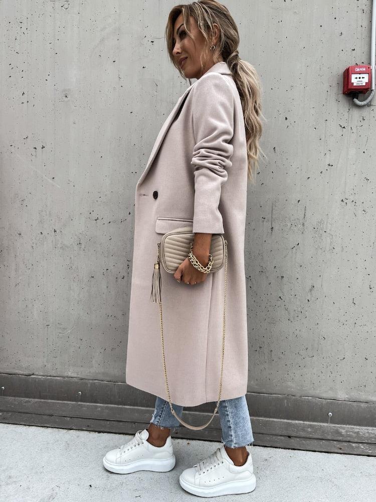 Eleganter Damenmantel in Beige, kombiniert mit weißen Sneakers und einer stilvollen Handtasche. Perfekt für modische Herbst- und Winteroutfits.