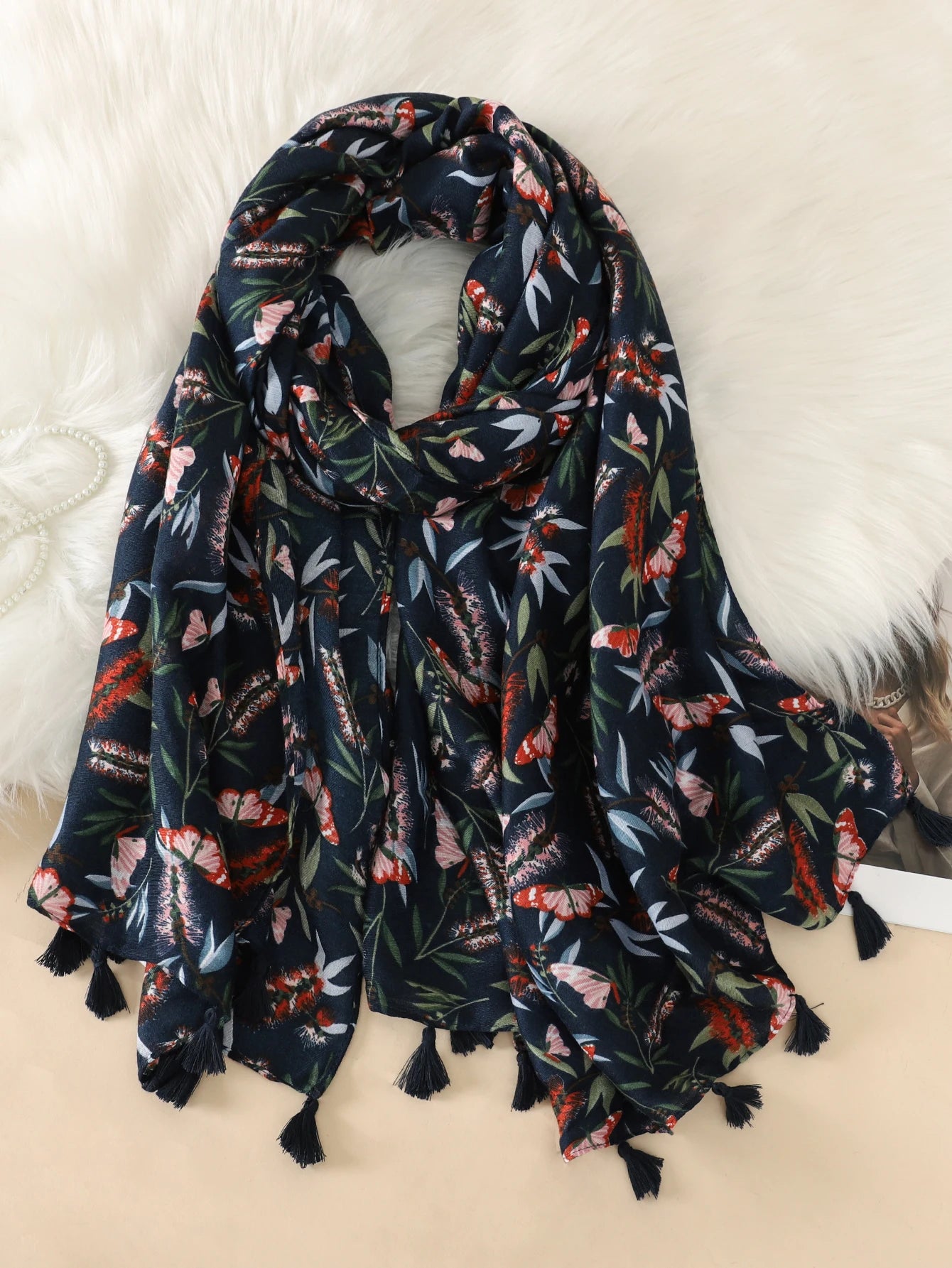 Eleganter Schal mit Schmetterlingsmuster, aus weichem Stoff, ideal für Damenmode. Perfekt als Accessoire für Herbst und Winter.