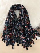 Eleganter Schal mit Schmetterlingsmuster, aus weichem Stoff, ideal für Damenmode. Perfekt als Accessoire für Herbst und Winter.
