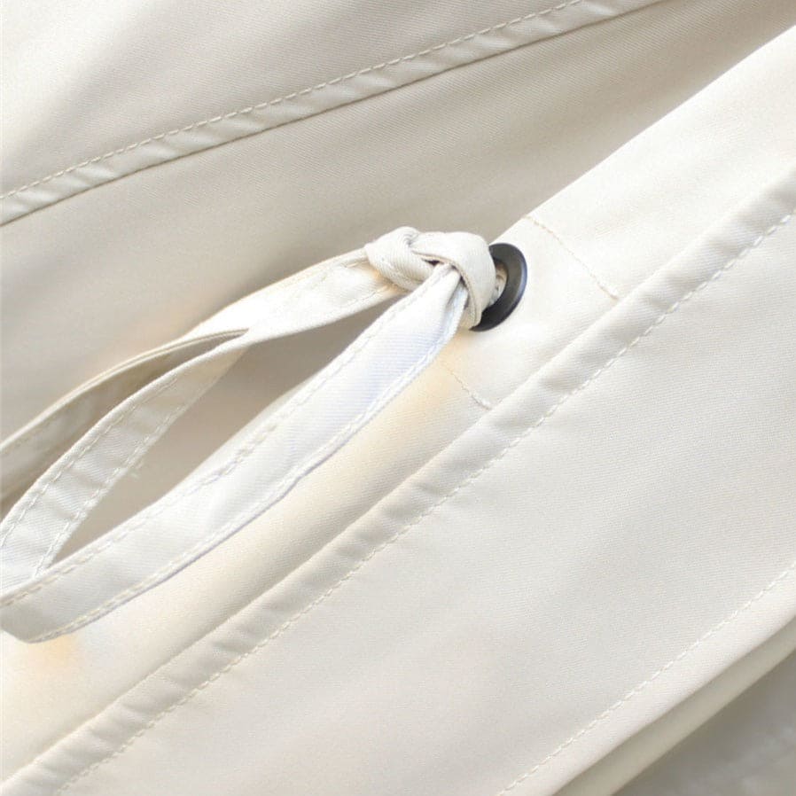 Beigefarbener Stoff mit Kordelzug und Öse, ideal für modische Bekleidung und Accessoires. Hochwertiges Material, vielseitig einsetzbar.