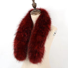 Luxuriöser roter Kunstpelzkragen auf Schneiderpuppe, ideal für stilvolle Wintermode. Perfekt als modisches Accessoire für Damen.