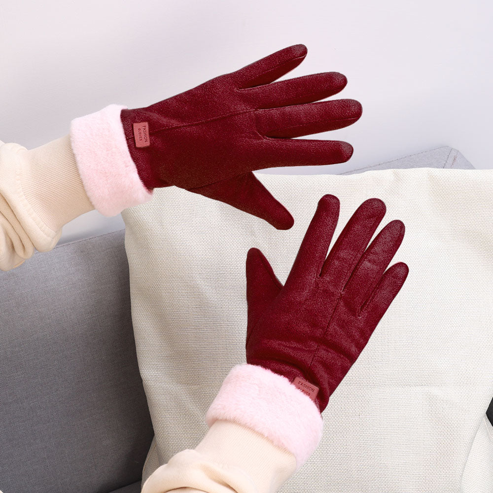 Damenhandschuhe aus rotem Samt mit rosa Plüschbündchen, ideal für Wintermode. Stilvolle, warme Accessoires für kalte Tage.