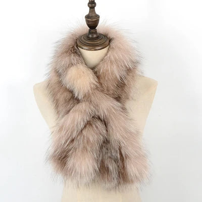 Luxuriöser Kunstpelzschal in Beige auf Schneiderpuppe, ideal für Wintermode. Flauschig, elegant und stilvoll. Perfekt für kalte Tage.