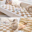 Beige-weiße gesteppte Sofadecke aus Plüsch, gemütlich, dekorativ, Wohnzimmer, modern.