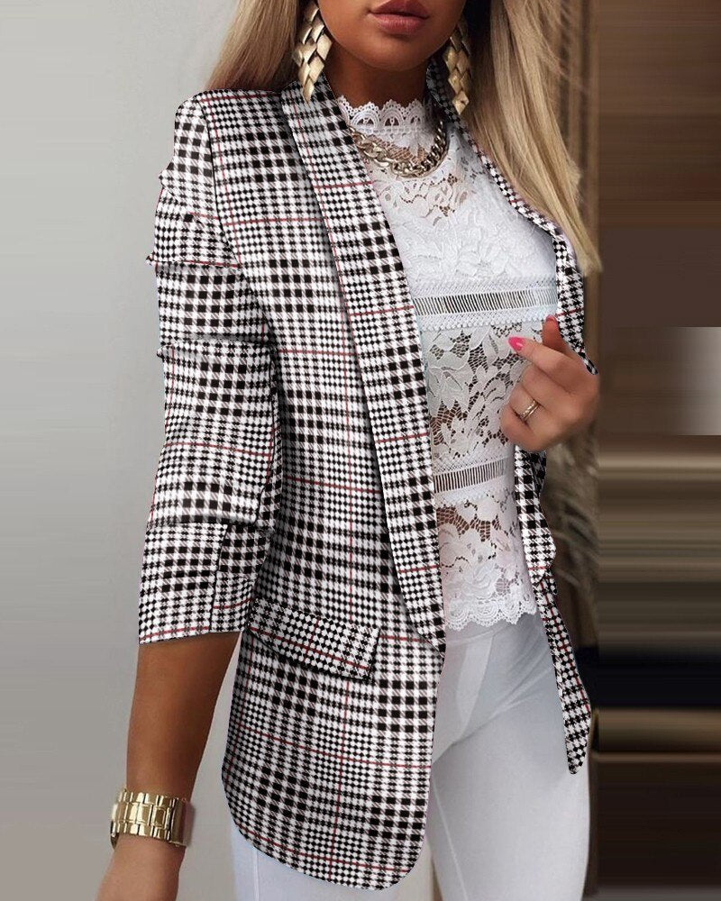 Eleganter karierter Blazer für Damen, kombiniert mit weißer Spitzenbluse und goldenen Accessoires. Perfekt für stilvolle Business- und Freizeitlooks.