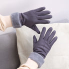 Elegante graue Handschuhe mit weichem Futter, ideal für kalte Wintertage. Perfekt für stilvolle Wärme und Komfort. Hochwertige Winteraccessoires.