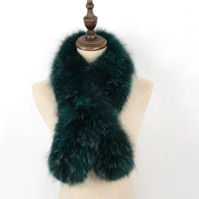 Luxuriöser, grüner Kunstpelzschal auf Schaufensterpuppe. Modisches Accessoire, ideal für Winteroutfits. Weich, stilvoll und elegant.