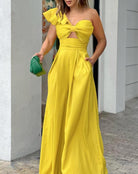 Elegantes gelbes Abendkleid mit asymmetrischem Ausschnitt und Schleifendetail, ideal für festliche Anlässe. Perfekt kombiniert mit grüner Clutch.