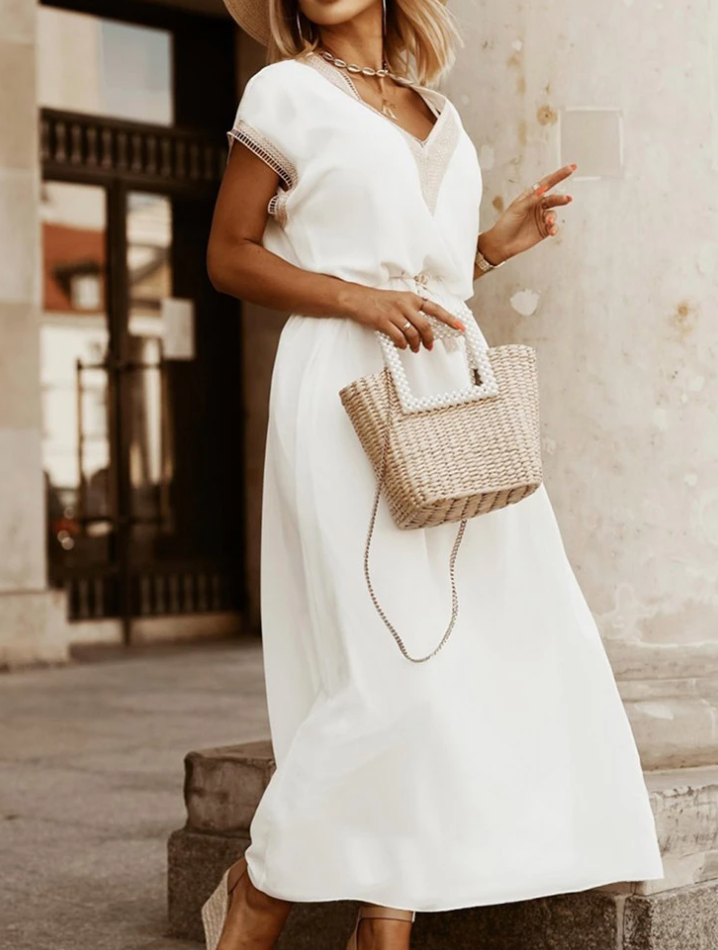 Elegantes weißes Sommerkleid mit Strohhut und Korbtasche, ideal für stilvolle Damenmode. Perfekt für Strand- und Stadtbummel-Outfits.