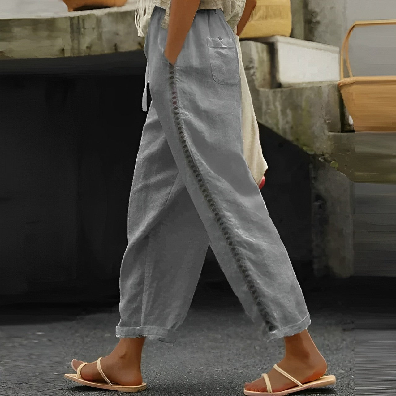 Damen Leinenhose in Grau, lässig und bequem, ideal für Sommermode. Perfekt kombinierbar mit Sandalen für einen entspannten Look.