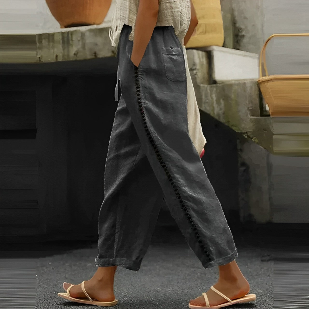 Damen-Leinenhose in Dunkelgrau, lässig geschnitten, mit seitlichen Ziernähten. Perfekt für Sommermode, bequem und stilvoll.