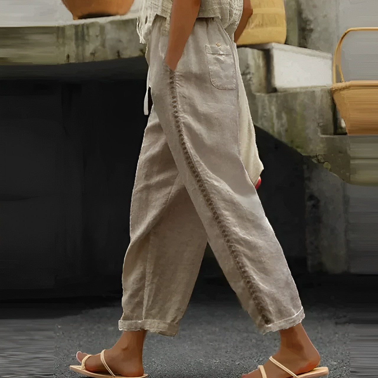 Damen-Leinenhose in Beige, lässig und bequem, ideal für Sommermode. Perfekt kombiniert mit Sandalen für einen entspannten Look.