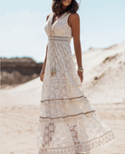 Frau in weißem Spitzenkleid am Strand, ärmelloses Sommerkleid, Boho-Stil, Strandmode.