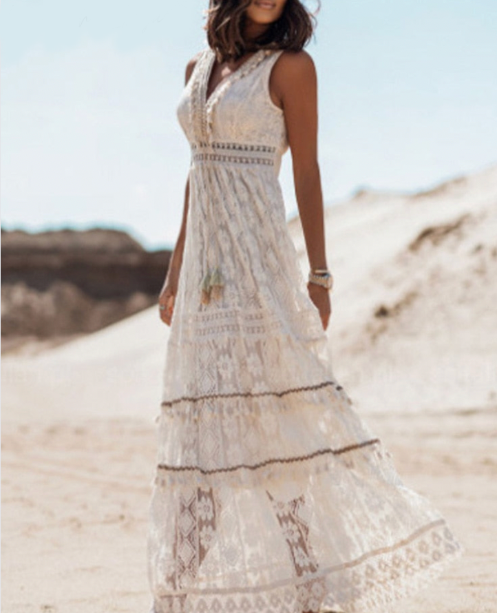 Frau in weißem Spitzenkleid am Strand, ärmelloses Sommerkleid, Boho-Stil, Strandmode.